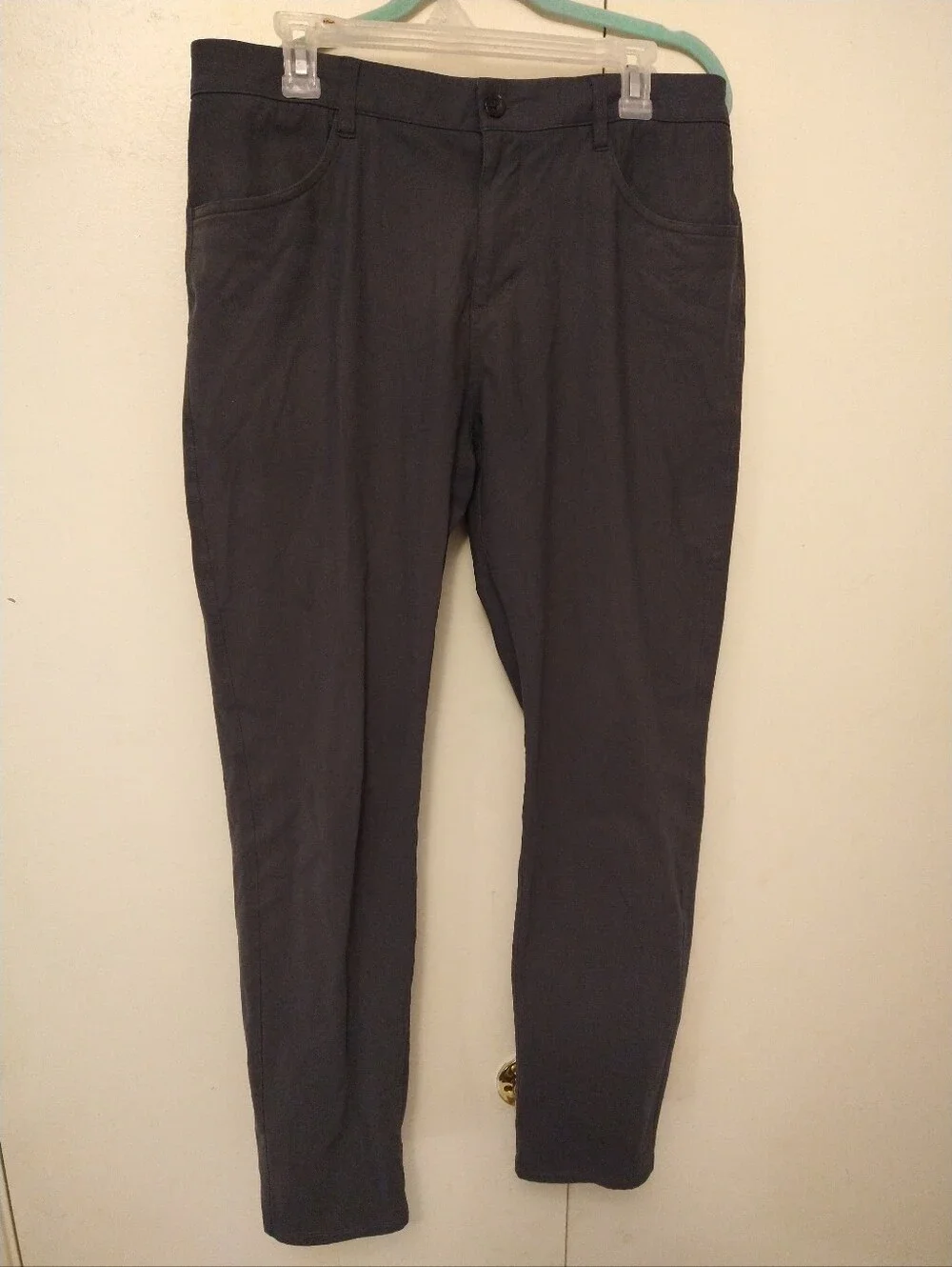Vuori Meta Gray Athletic Slim Fit Chino Pants Men's sz 34x32.